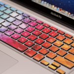 Los MacBook de 2018 podrían integrar un teclado con teclas personalizables vía E-Ink, según el WSJ