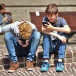 Comprar un móvil a un niño: a qué edad regalar un smartphone y modelos recomendados