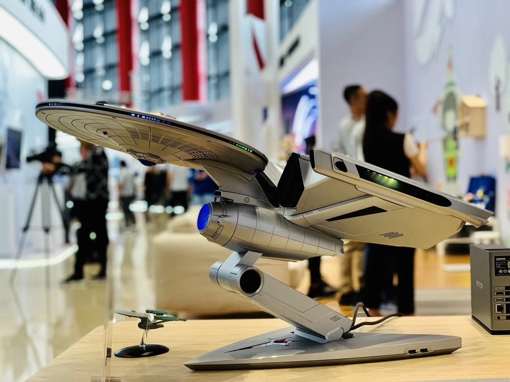 El último PC de Lenovo es esta espléndida representación de la USS Enterprise de Star Trek 