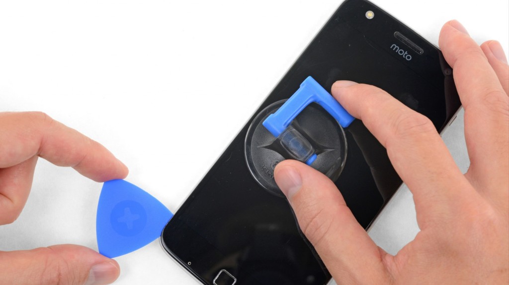 Motorola, a favor del derecho a reparar: son los primeros en poner a la venta un kit de reparación para sus usuarios