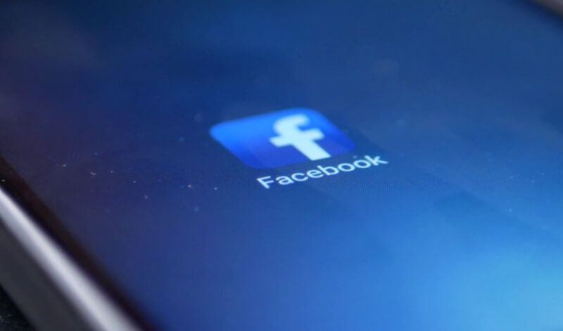 Facebook vuelve a la polémica pero no, no preinstala su aplicación en los móviles de Samsung